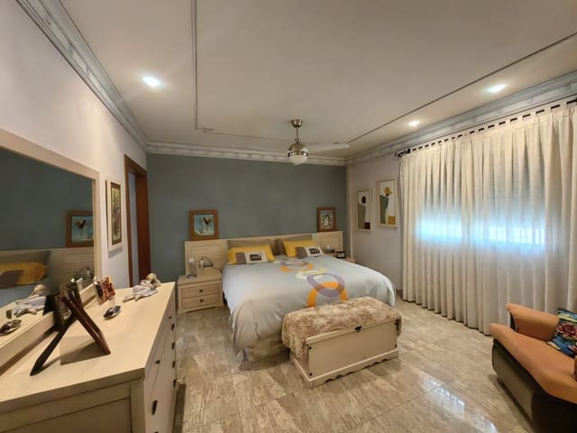 5 bedroom Villa for sale in Yecla - € 650,000 (Ref: 8935909)