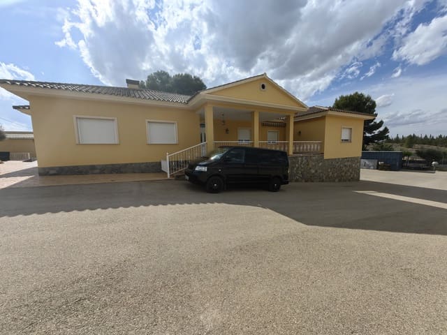 5 bedroom Villa for sale in Yecla - € 650,000 (Ref: 8935909)