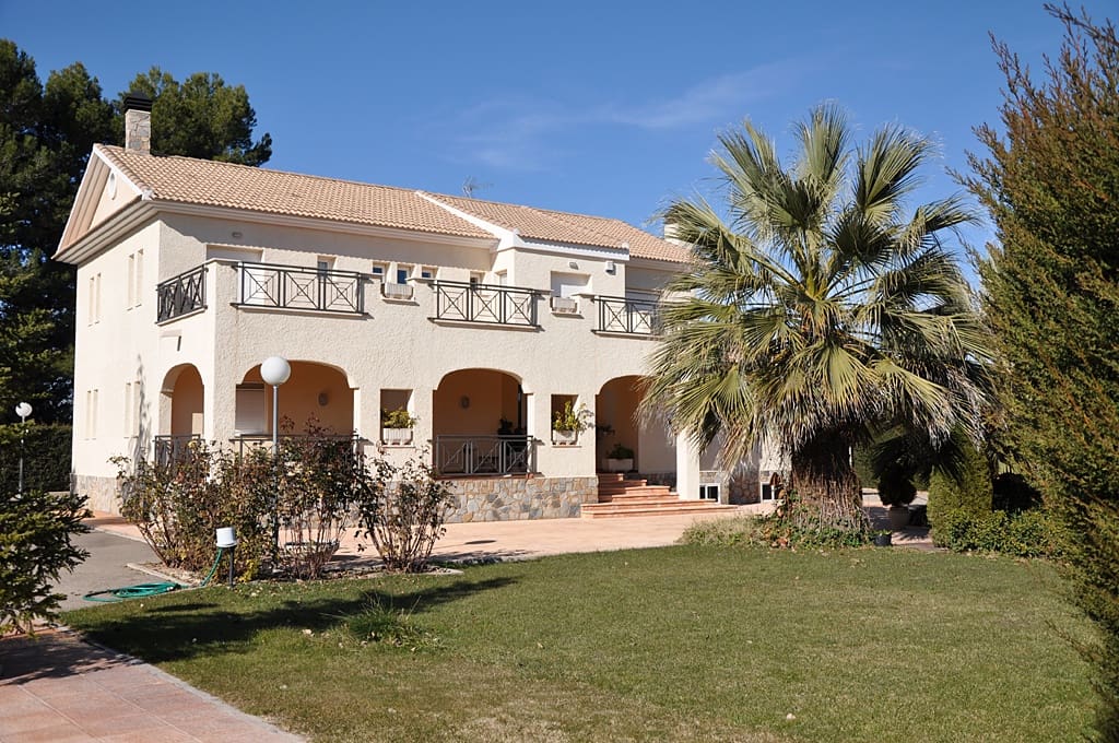 6 bedroom Villa for sale in Yecla - € 415,000 (Ref: 8935910)