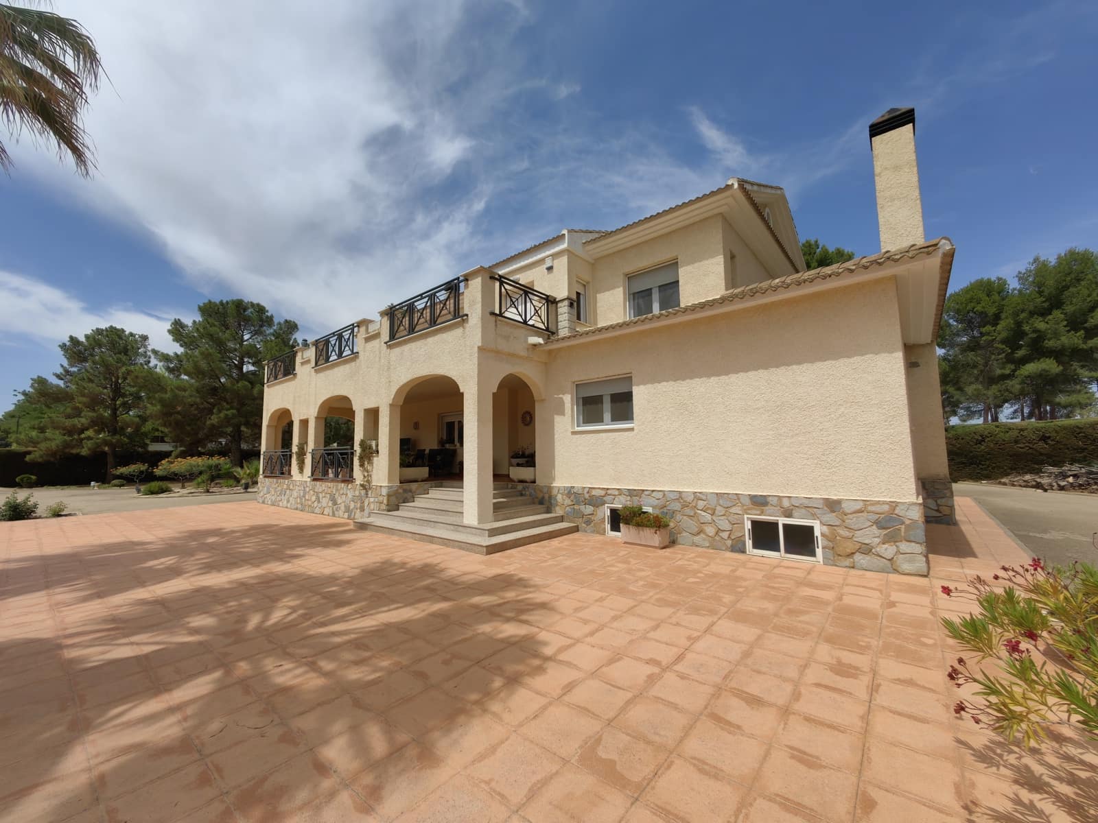 6 bedroom Villa for sale in Yecla - € 415,000 (Ref: 8935910)