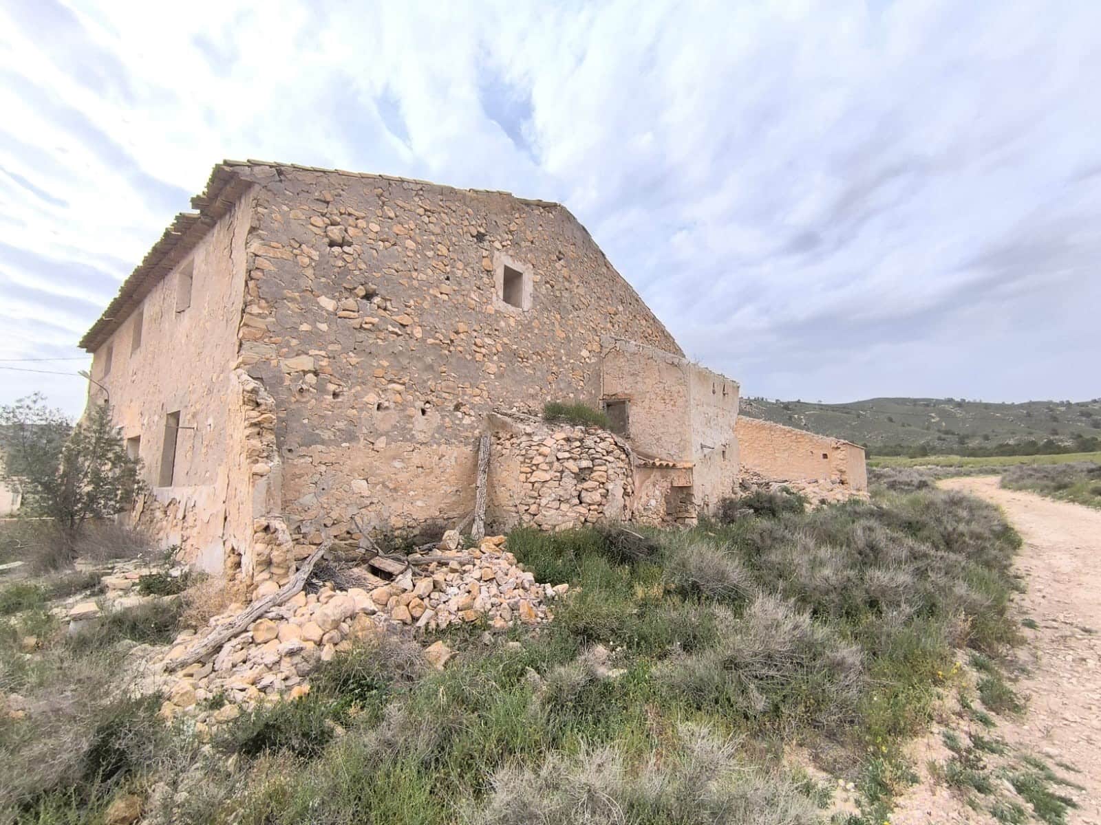 8 soveværelse Finca/Landehus til salg i Jumilla med garage - € 64.990 (Ref: 8947035)