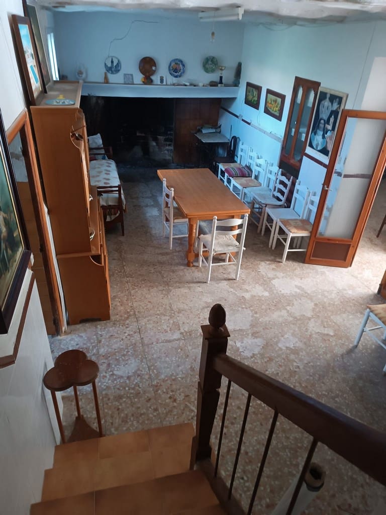 6 bedroom Finca/Country House for sale in Yecla - € 79,000 (Ref: 8951202)