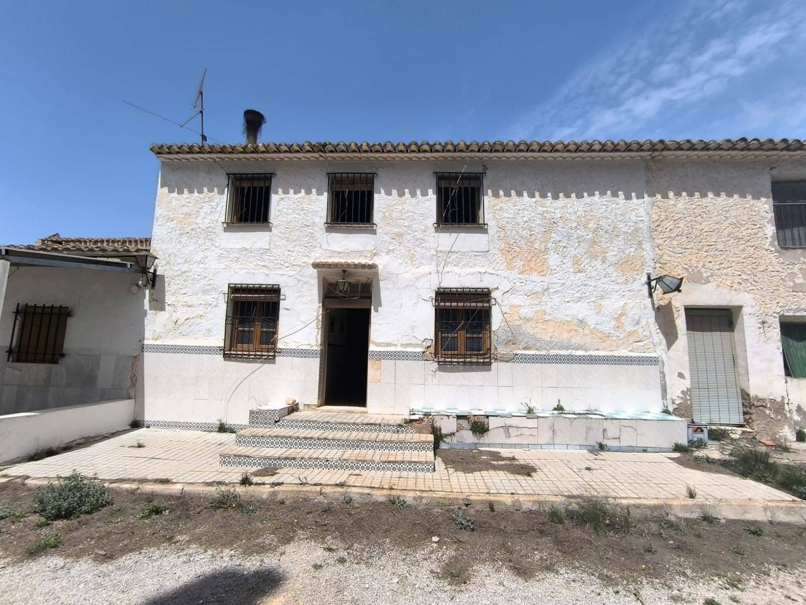 6 bedroom Finca/Country House for sale in Yecla - € 79,000 (Ref: 8951202)
