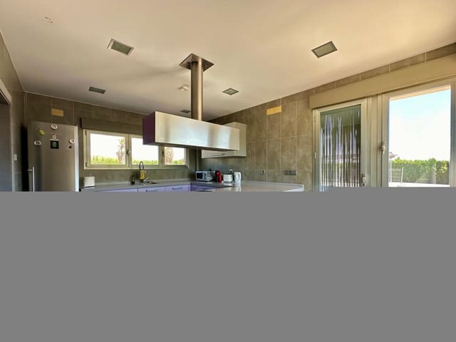 5 bedroom Villa for sale in Yecla with pool garage - € 498,000 (Ref: 8981691)