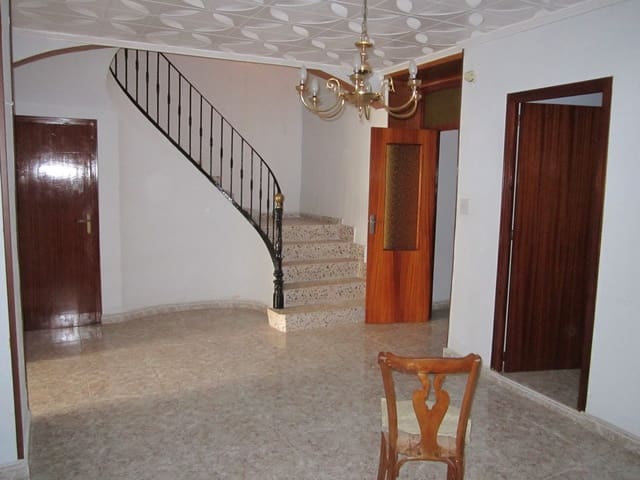 4 bedroom Townhouse for sale in Yecla with garage - € 99,900 (Ref: 9046505)