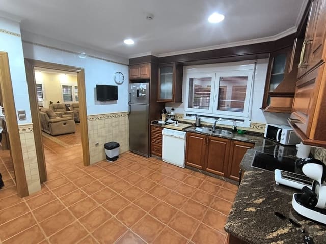 5 bedroom Villa for sale in Yecla with pool garage - € 480,000 (Ref: 9183203)
