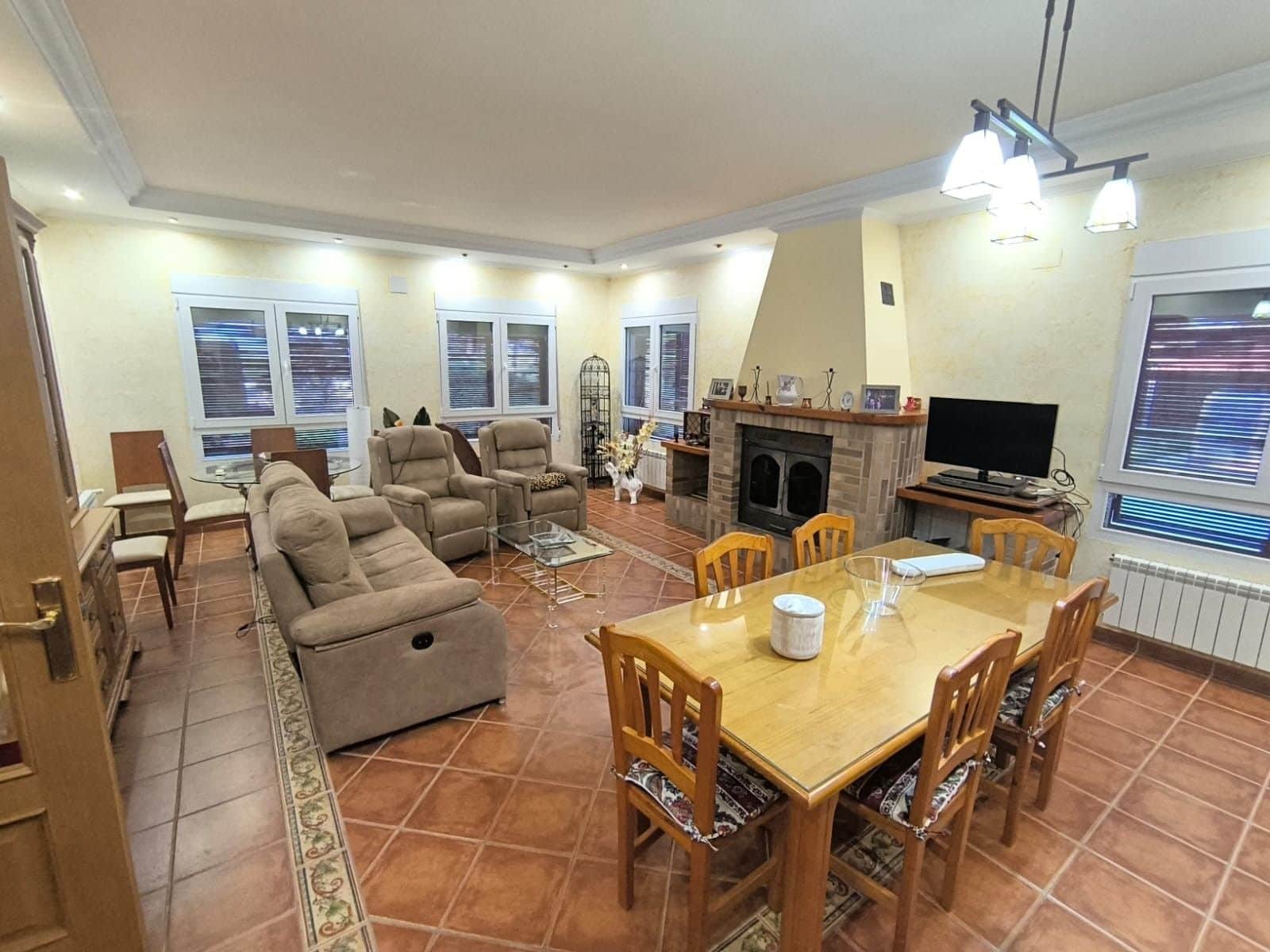 5 bedroom Villa for sale in Yecla with pool garage - € 480,000 (Ref: 9183203)