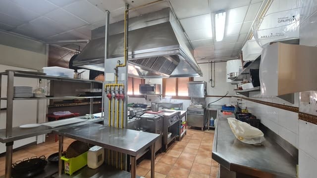 4 makuuhuone Huvila myytävänä paikassa Petrel / Petrer mukana uima-altaan 
autotalli - 479 995 € (Ref: 9194722)