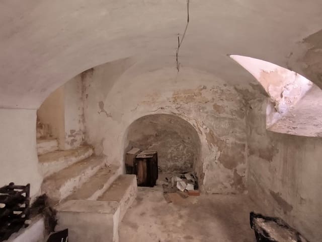 6 bedroom Townhouse for sale in Yecla with garage - € 88,000 (Ref: 9246201)