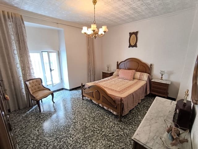 6 bedroom Townhouse for sale in Yecla with garage - € 88,000 (Ref: 9246201)