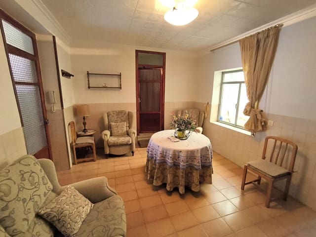 6 bedroom Townhouse for sale in Yecla with garage - € 88,000 (Ref: 9246201)