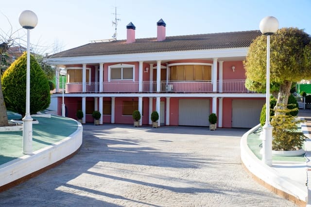 6 bedroom Villa for sale in Caudete with garage - € 499,000 (Ref: 9293934)