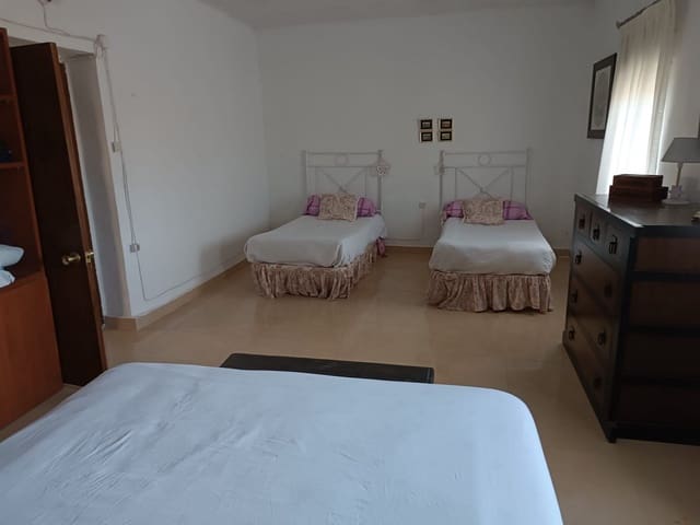 6 chambre Finca/Maison de Campagne à vendre à Yecla avec piscine garage - 130 000 € (Ref: 9301497)