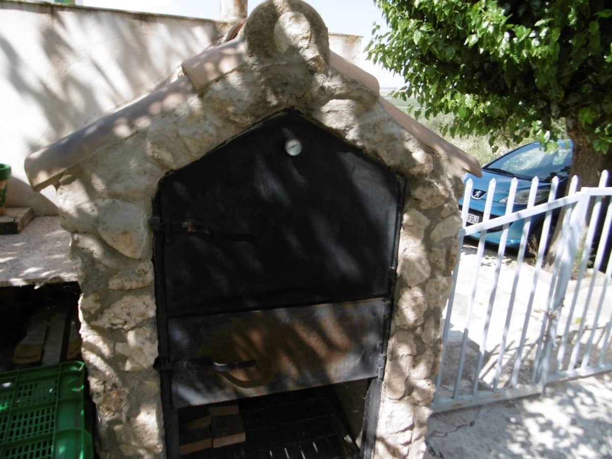 6 bedroom Villa for sale in Yecla with pool garage - € 189,000 (Ref: 9383536)