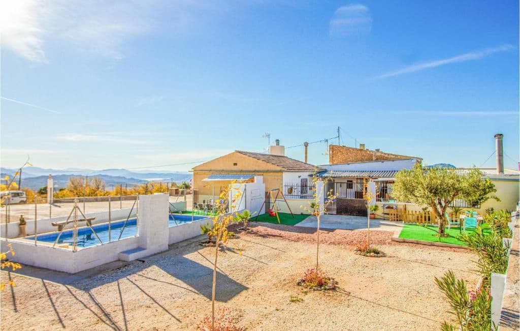 8 bedroom Villa for sale in Jumilla with pool - € 316,000 (Ref: 9387117)