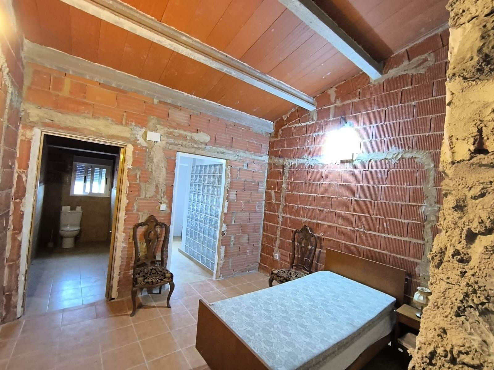 6 bedroom Finca/Country House for sale in La Zarza with garage - € 75,000 (Ref: 9602408)