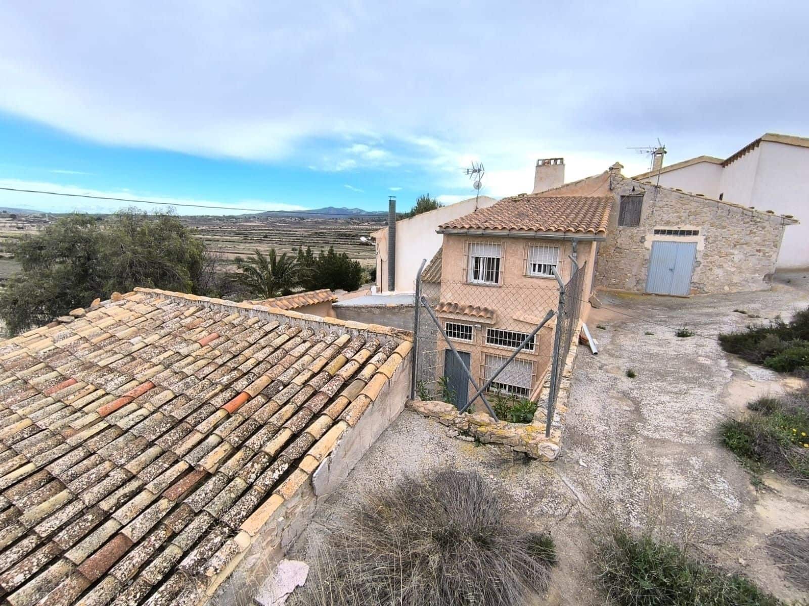 6 bedroom Finca/Country House for sale in La Zarza with garage - € 75,000 (Ref: 9602408)