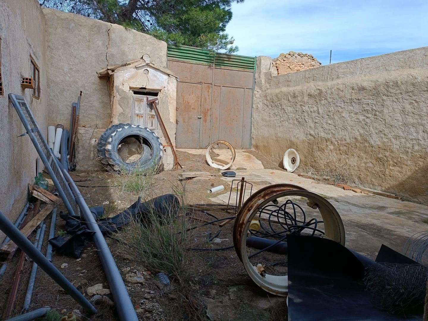 4 bedroom Finca/Country House for sale in Yecla with garage - € 79,000 (Ref: 9614177)