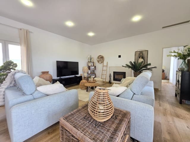 Chalet de 4 habitaciones en Pinoso en venta con piscina - 549.995 € (Ref: 9683396)