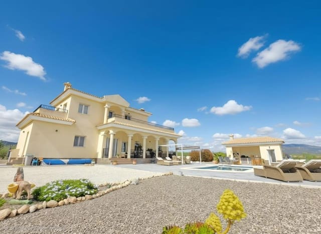 Chalet de 4 habitaciones en Pinoso en venta con piscina - 549.995 € (Ref: 9683396)