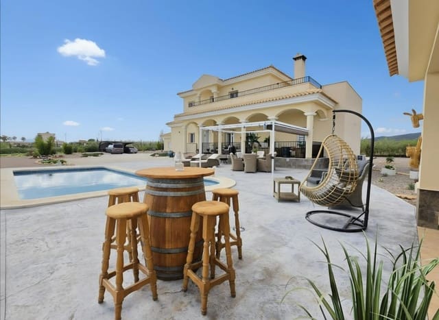 Chalet de 4 habitaciones en Pinoso en venta con piscina - 549.995 € (Ref: 9683396)