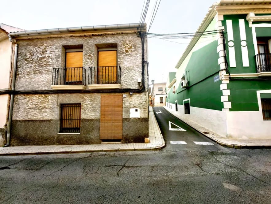 5 bedroom Townhouse for sale in Pinoso - € 75,000 (Ref: 9688461)