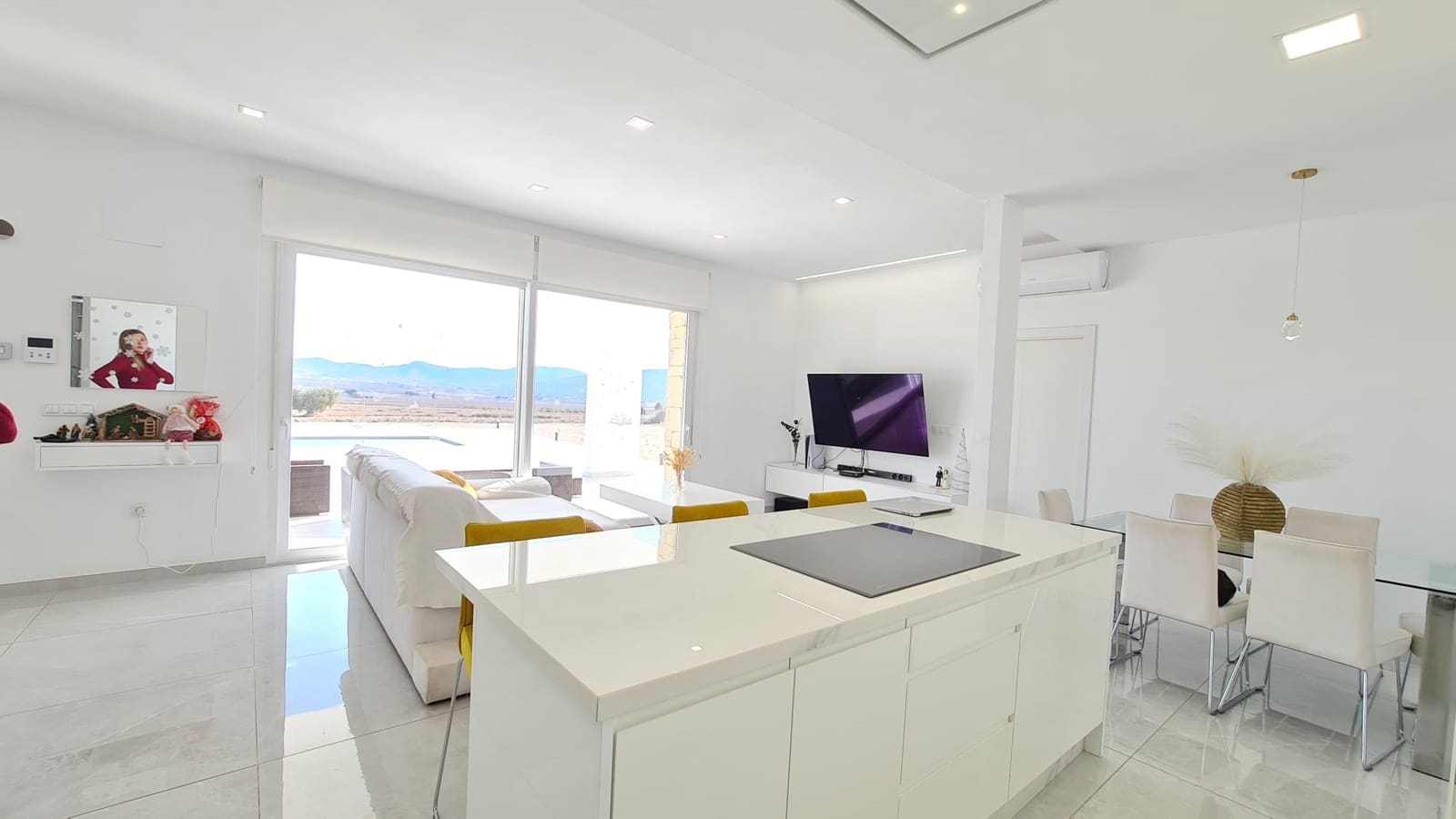 3 bedroom Villa for sale in Pinoso with pool - € 299,995 (Ref: 9748205)