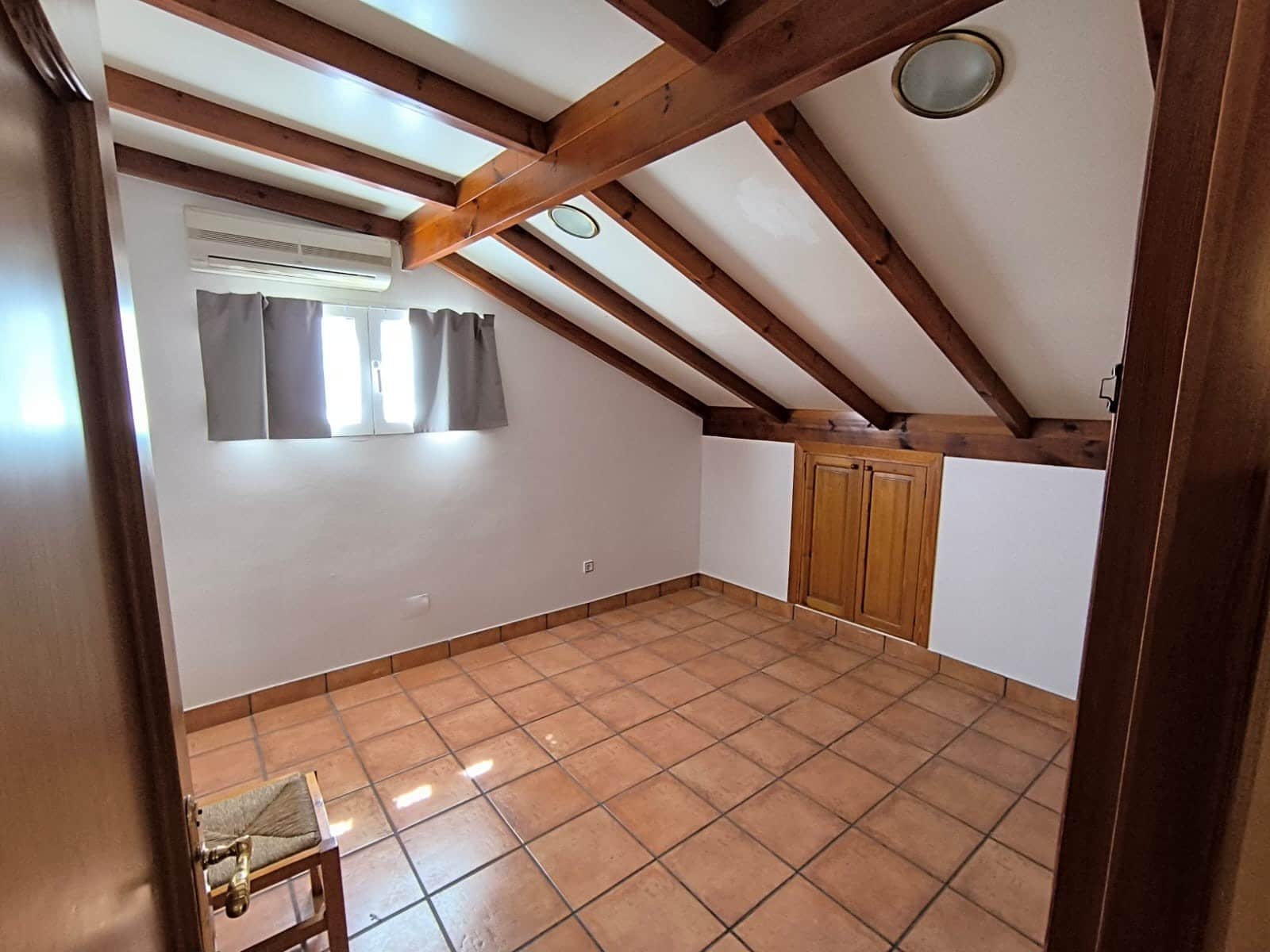 Chalet de 5 habitaciones en Yecla en venta con piscina garaje - 296.900 € (Ref: 9782510)