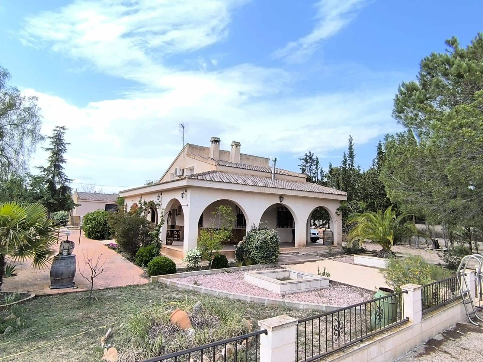 Chalet de 5 habitaciones en Yecla en venta con piscina garaje - 296.900 € (Ref: 9782510)