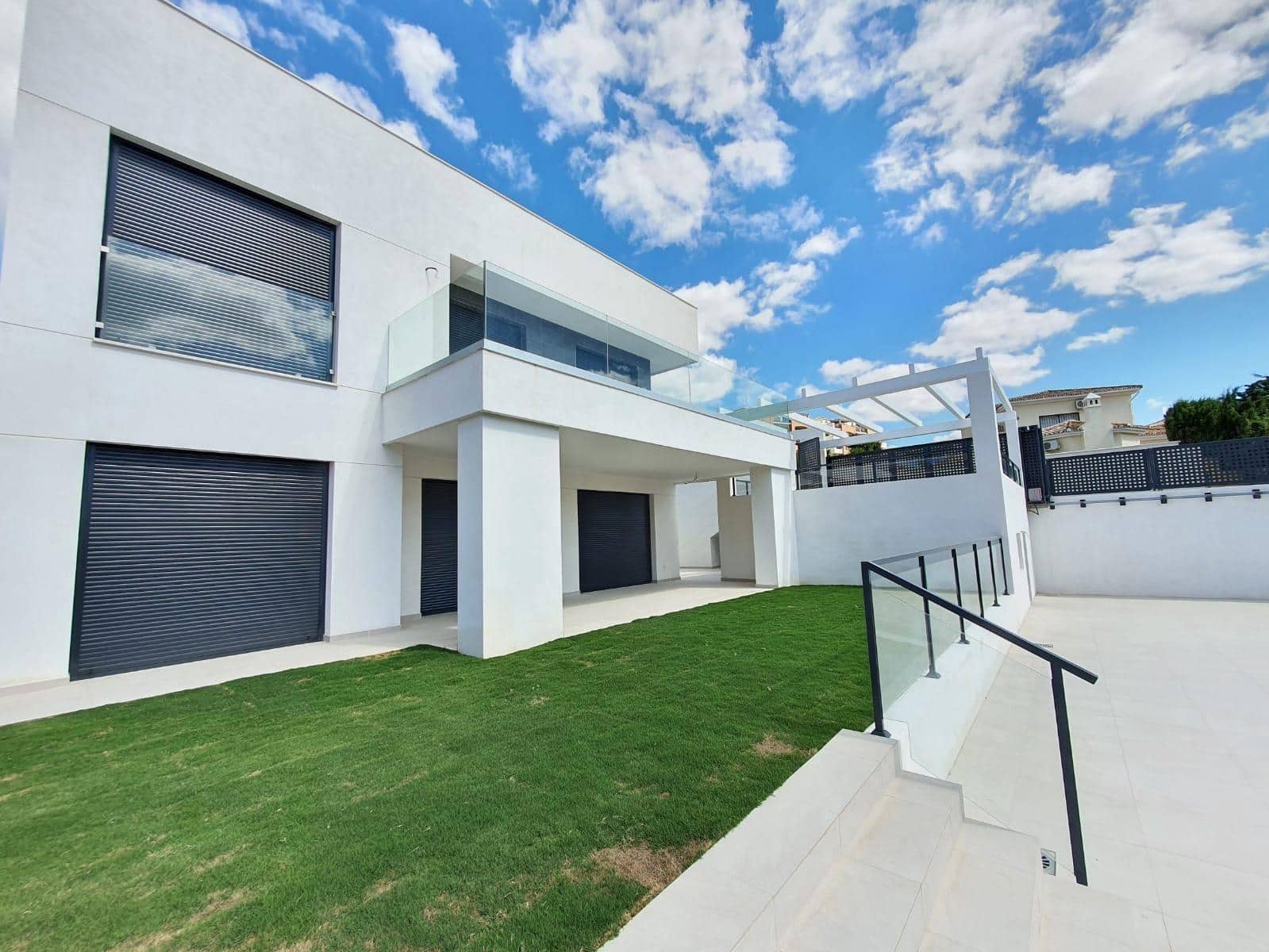 Chalet de 4 habitaciones en La Duquesa / Puerto de la Duquesa en venta con piscina garaje - 780.000 € (Ref: 9801647)