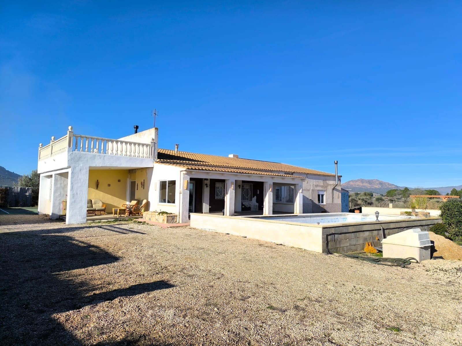 4 Zimmer Villa zu verkaufen in Villena mit Pool Garage - 225.000 € (Ref: 9885090)