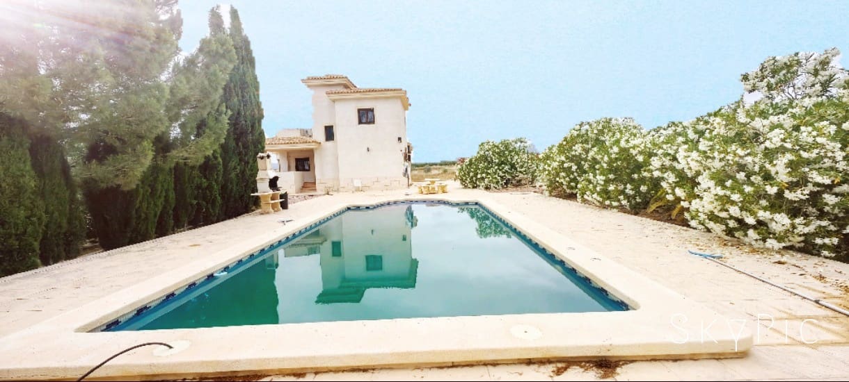 3 Zimmer Villa zu verkaufen in Pinoso mit Pool - 375.000 € (Ref: 9902075)