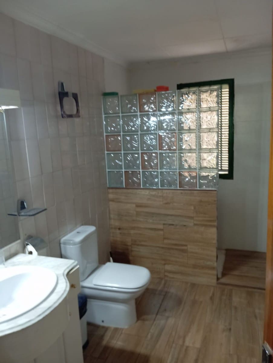 5 bedroom Villa for sale in Yecla with pool - € 180,000 (Ref: 9917617)