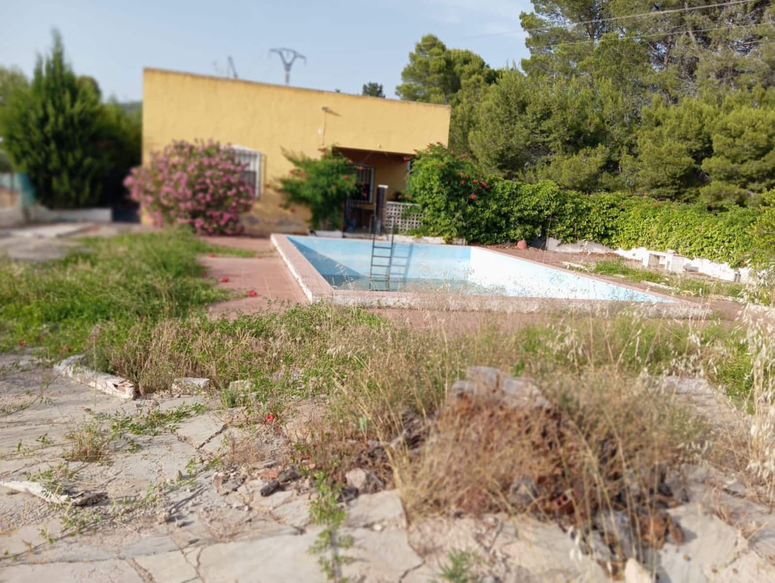 5 bedroom Villa for sale in Yecla with pool - € 180,000 (Ref: 9917617)