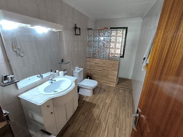 6 makuuhuone Huvila myytävänä paikassa Yecla mukana uima-altaan - 180 000 € (Ref: 9917617)