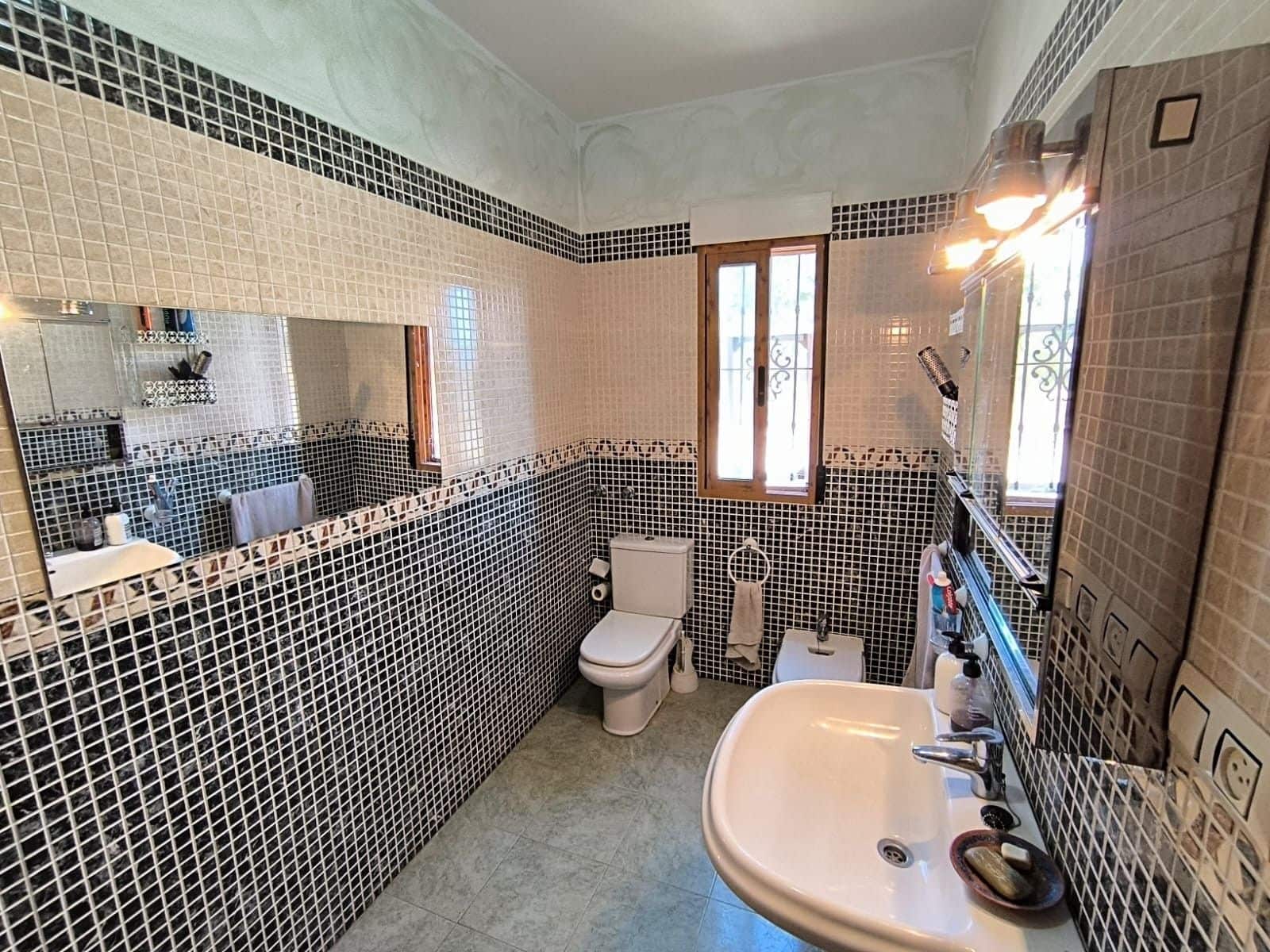 5 bedroom Villa for sale in Jumilla with pool garage - € 300,000 (Ref: 9984301)