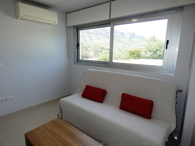 4 soverom Rekkehus til salgs i Denia med svømmebasseng garasje - € 575 000 (Ref: 9221352)