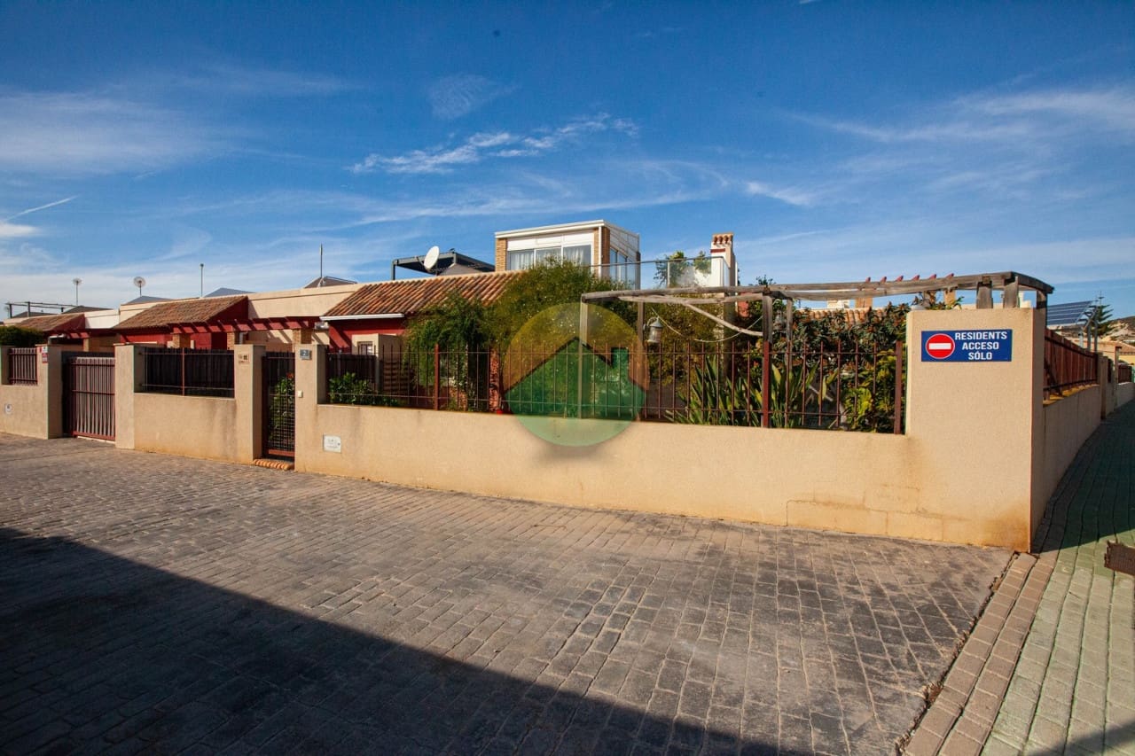 3 soverom Kjedet enebolig til salgs i Camposol med svømmebasseng - € 159 995 (Ref: 8759110)