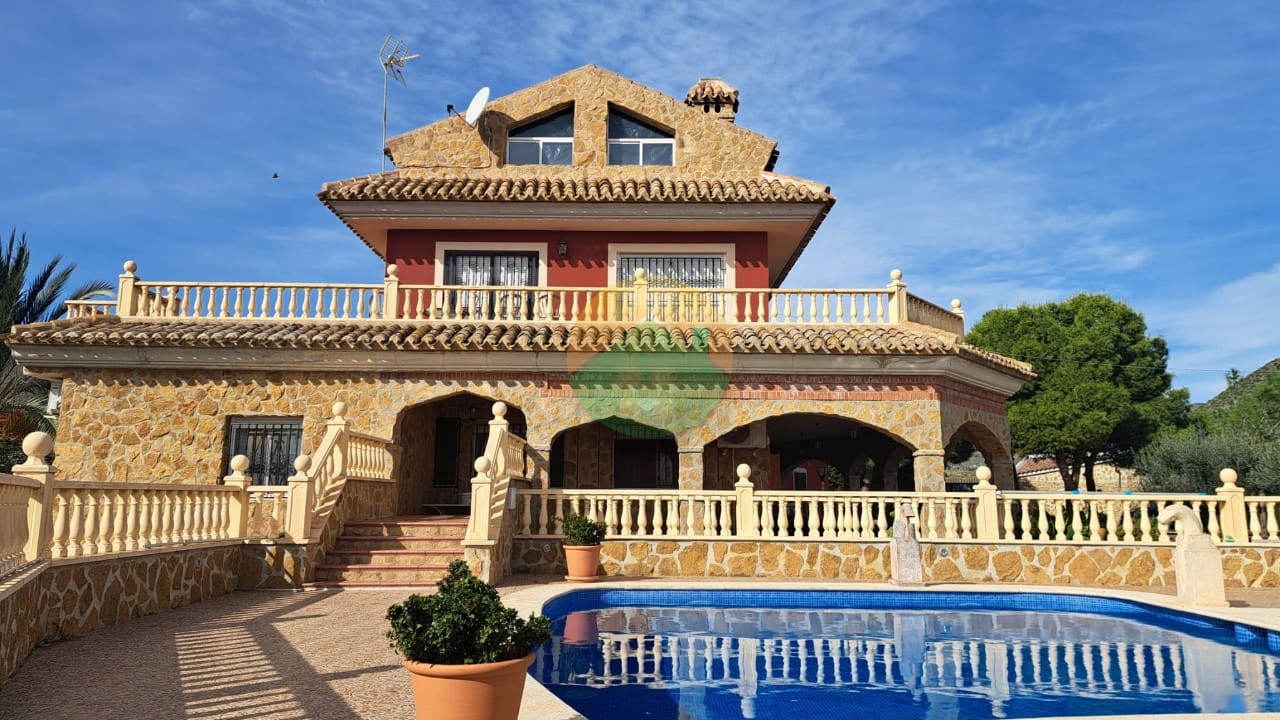 4 soveværelse Finca/Landehus til salg i La Majada med swimmingpool garage - € 599.000 (Ref: 9388175)