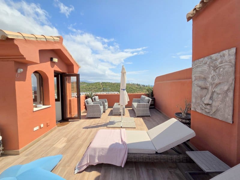 3 sypialnia Penthouse na sprzedaż w Estepona z basenem garażem - 479 000 € (Ref: 10029512)
