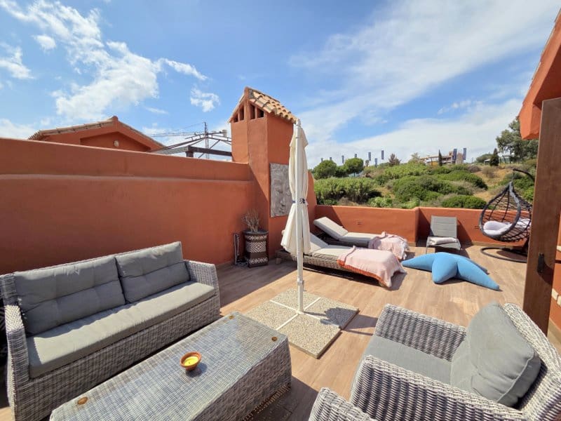 3 sypialnia Penthouse na sprzedaż w Estepona z basenem garażem - 479 000 € (Ref: 10029512)