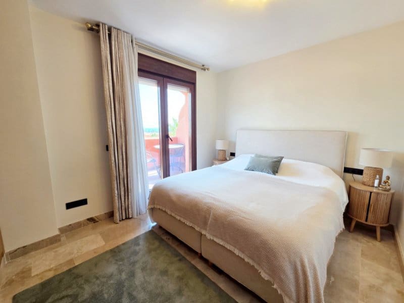 3 sypialnia Penthouse na sprzedaż w Estepona z basenem garażem - 479 000 € (Ref: 10029512)