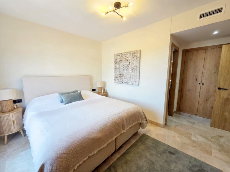 3 sypialnia Penthouse na sprzedaż w Estepona z basenem garażem - 479 000 € (Ref: 10029512)