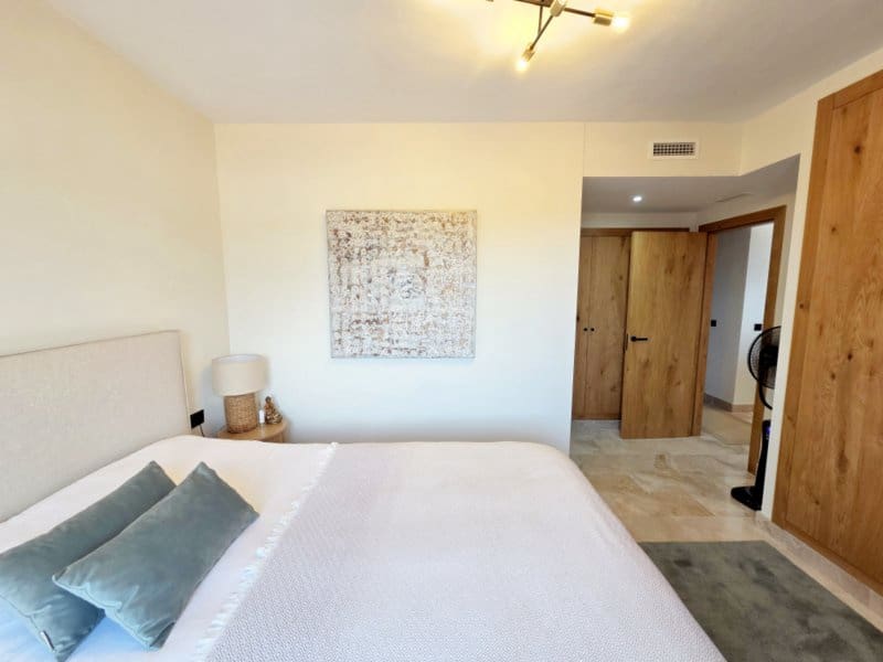 3 sypialnia Penthouse na sprzedaż w Estepona z basenem garażem - 479 000 € (Ref: 10029512)