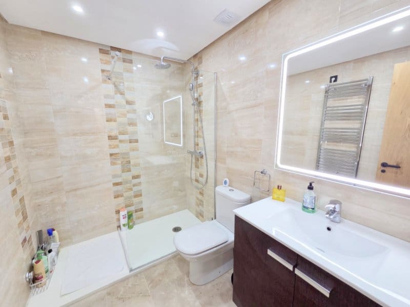 3 sypialnia Penthouse na sprzedaż w Estepona z basenem garażem - 479 000 € (Ref: 10029512)