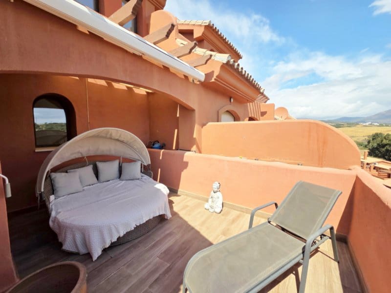 3 sypialnia Penthouse na sprzedaż w Estepona z basenem garażem - 479 000 € (Ref: 10029512)