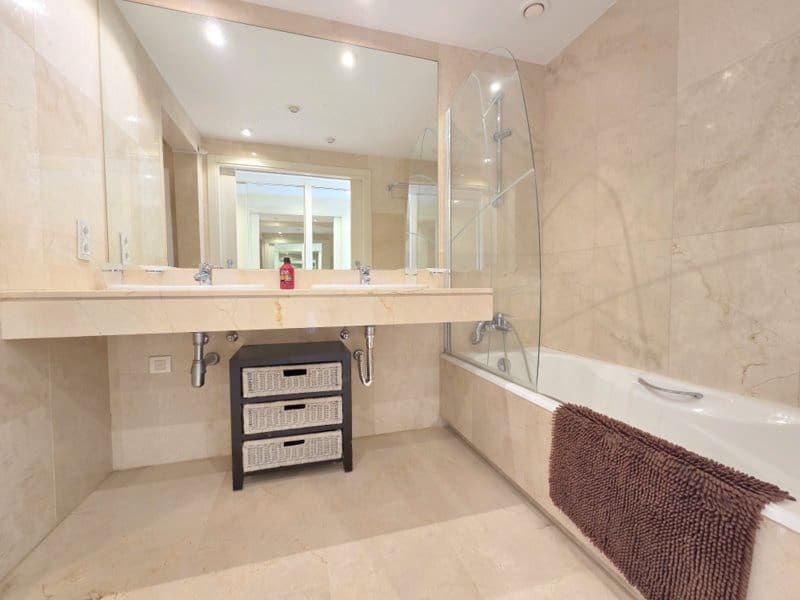 3 quarto Apartamento para venda em La Duquesa / Puerto de la Duquesa com piscina garagem - 750 000 € (Ref: 10043582)