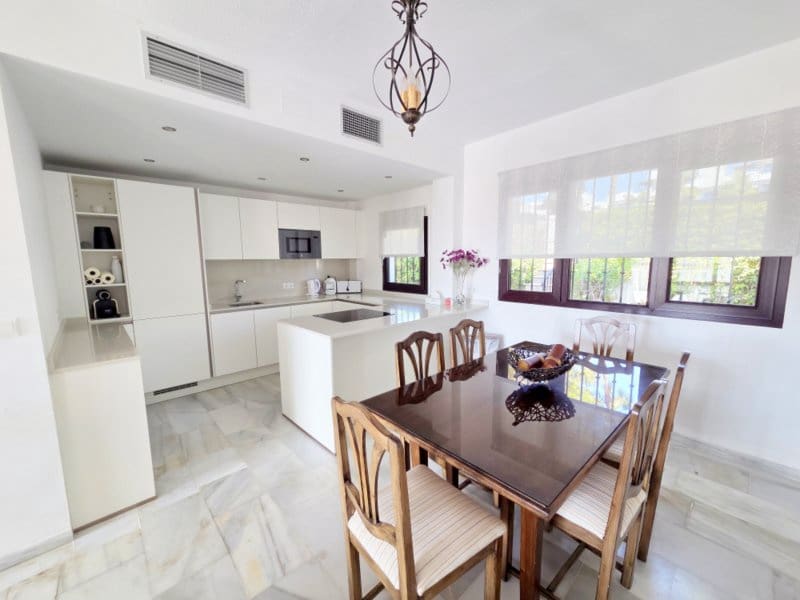 3 quarto Casa em Banda para venda em La Duquesa / Puerto de la Duquesa com piscina - 549 000 € (Ref: 10098606)
