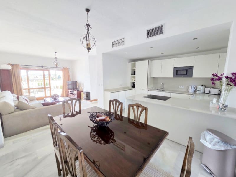 3 quarto Casa em Banda para venda em La Duquesa / Puerto de la Duquesa com piscina - 549 000 € (Ref: 10098606)