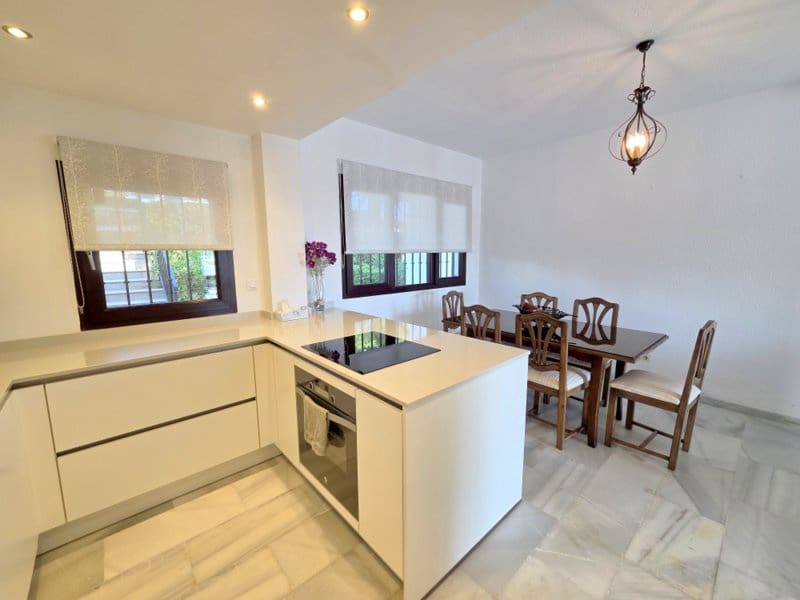 3 quarto Casa em Banda para venda em La Duquesa / Puerto de la Duquesa com piscina - 549 000 € (Ref: 10098606)